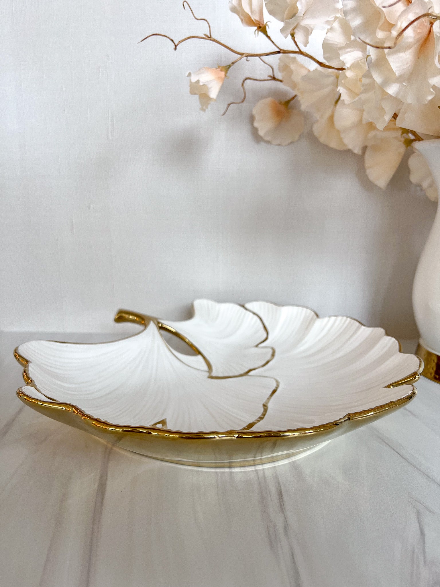 White Porcelain Sectional Leaf Bowl with Gold Edge